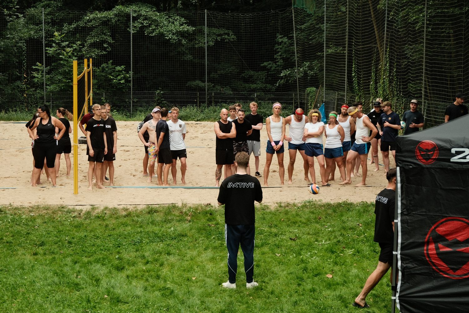 Beachvolleyball-Turnier – Ball im Sand
