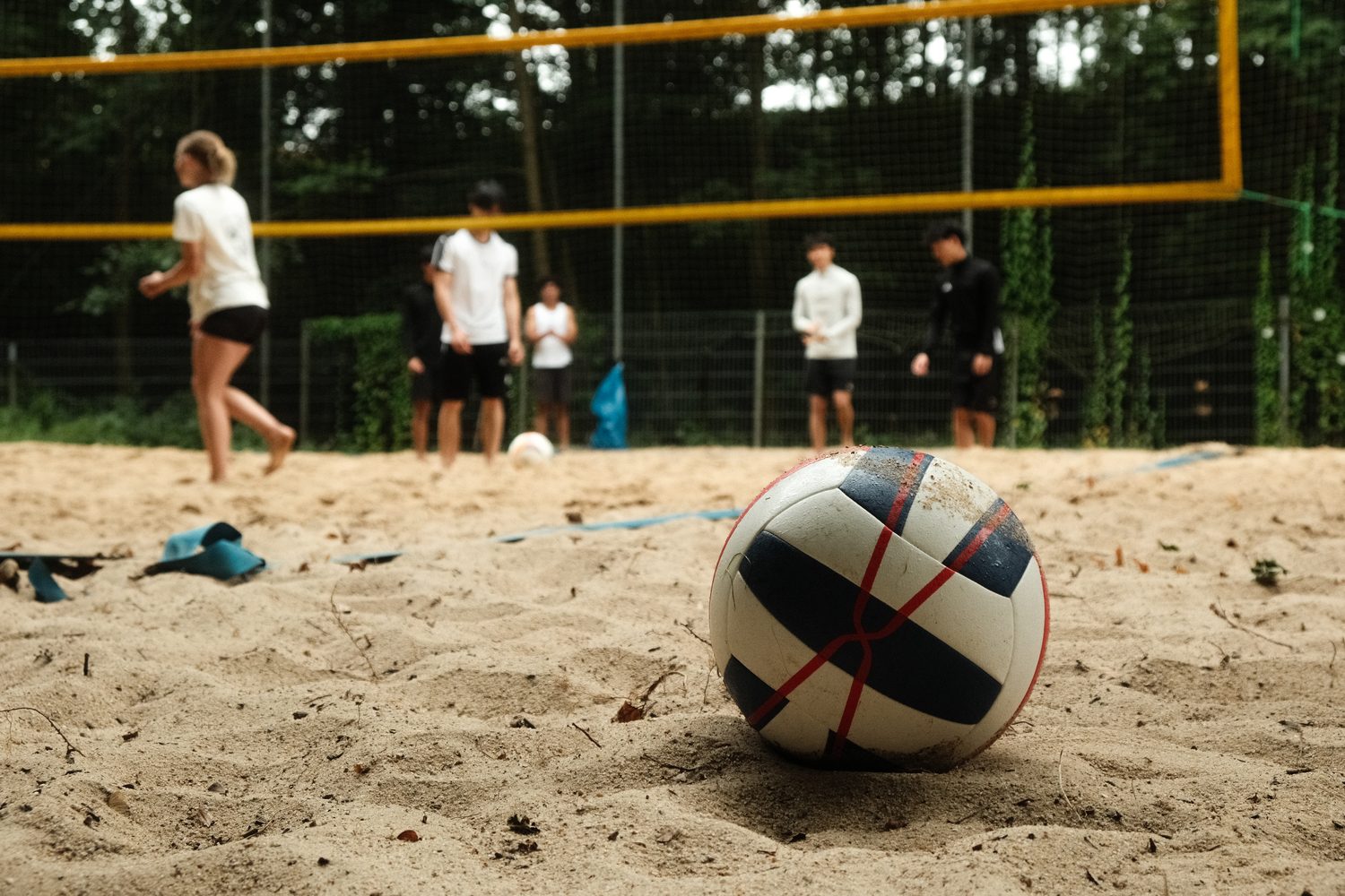 Beachvolleyball-Turnier – Spielszene am Netz