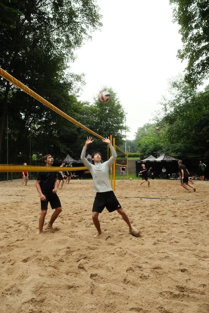 Beachvolleyball-Turnier – Angriff über das Netz