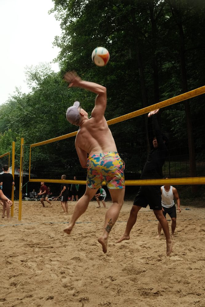 Beachvolleyball-Turnier – Aufschlag