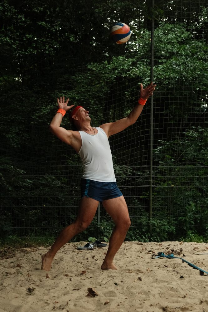 Beachvolleyball-Turnier – Spielzug im Sand