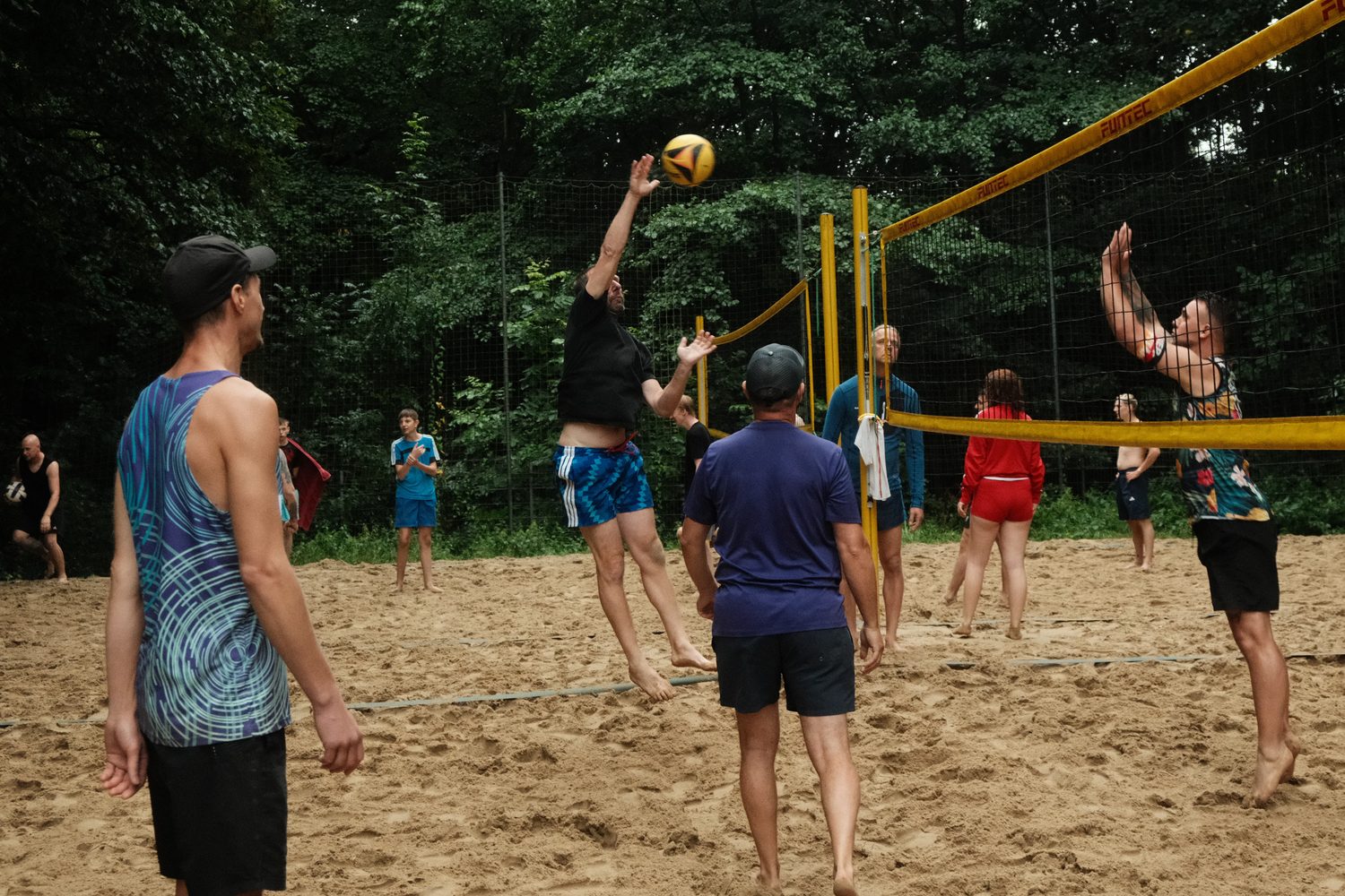 Beachvolleyball-Turnier – Match am Netz
